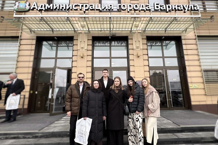Студенты и преподаватели Алтайского филиала Президентской академии приняли участие в заседании Барнаульской городской думы.